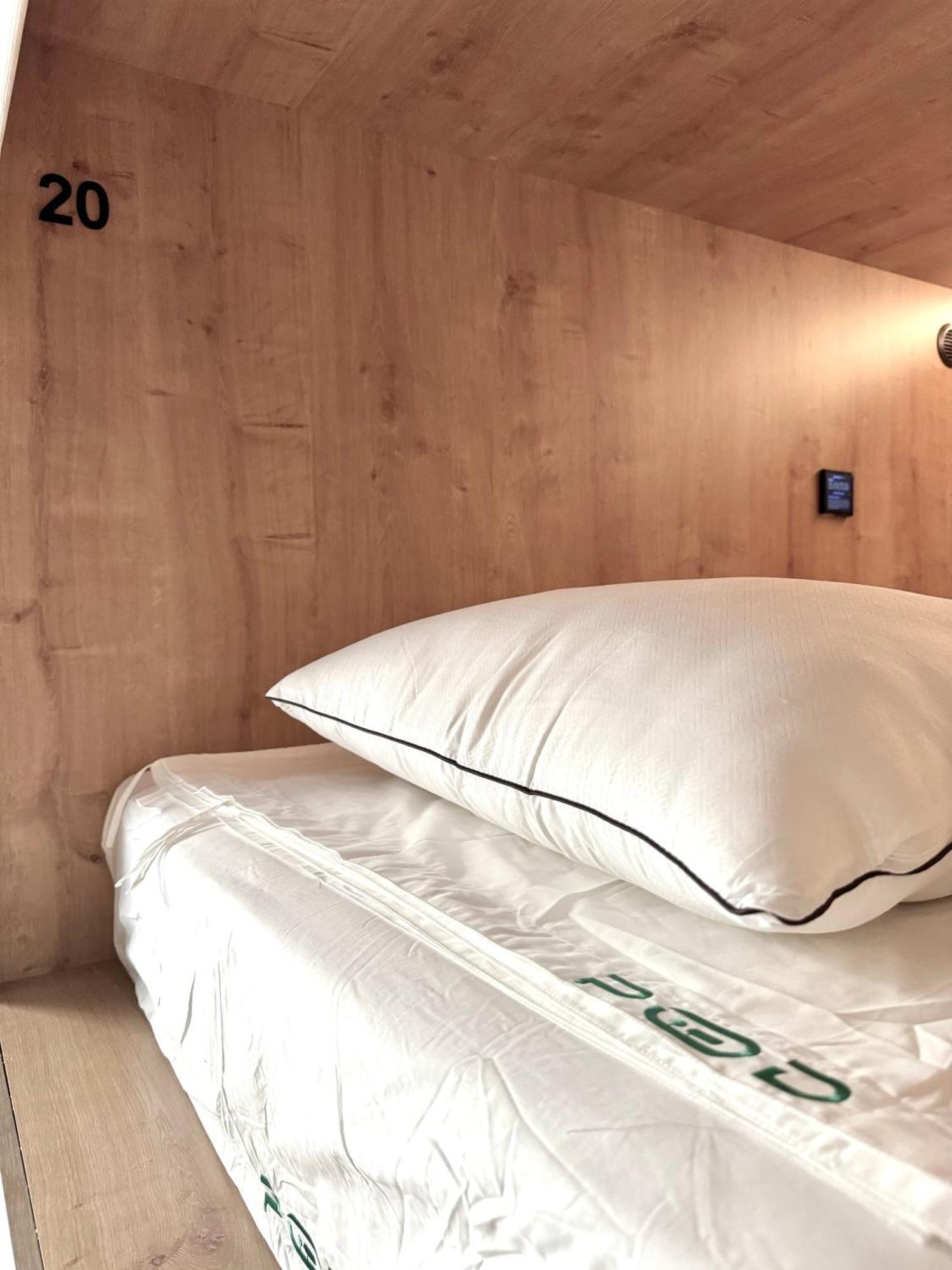 The Pod Suite Hostel Village Valencia Exterior photo