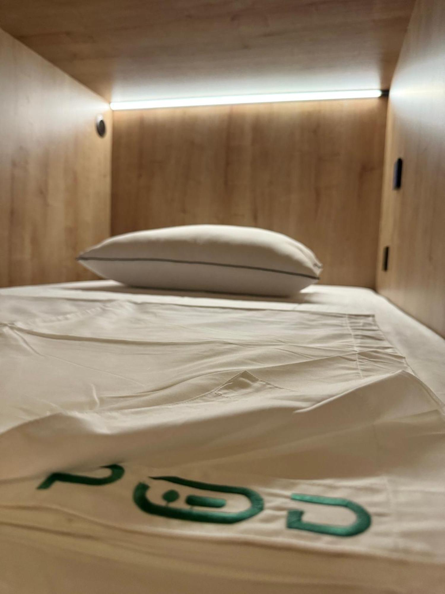 The Pod Suite Hostel Village Valencia Exterior photo