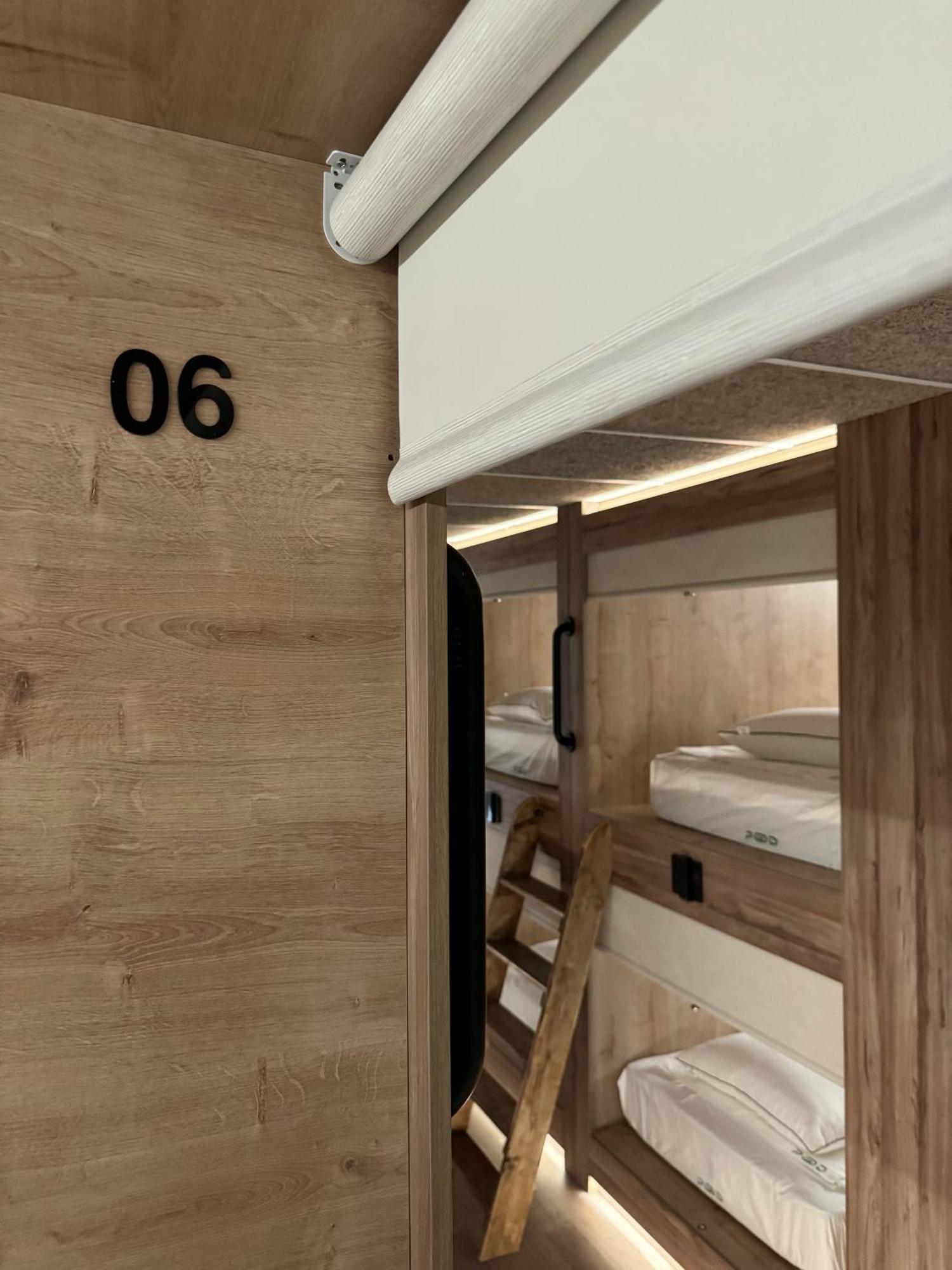 The Pod Suite Hostel Village Valencia Exterior photo